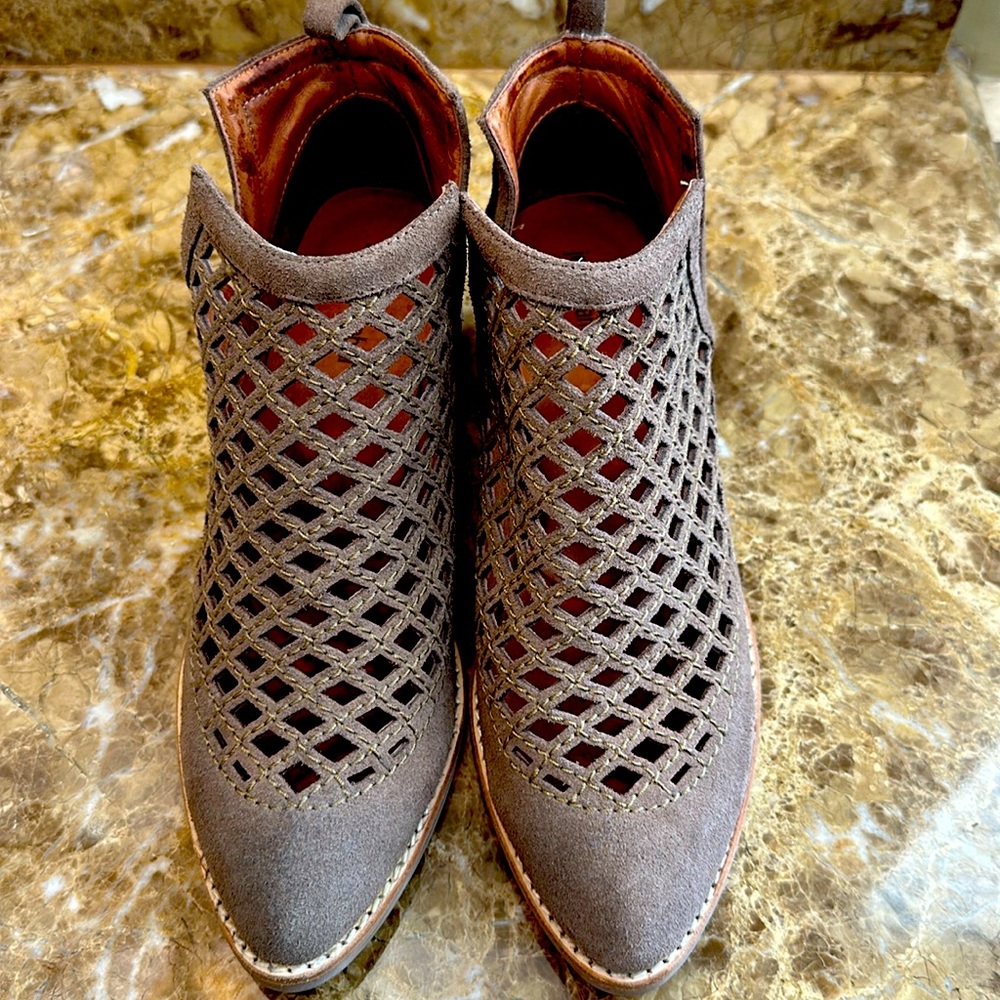 Women's barely worn Jeffrey Campbell booties